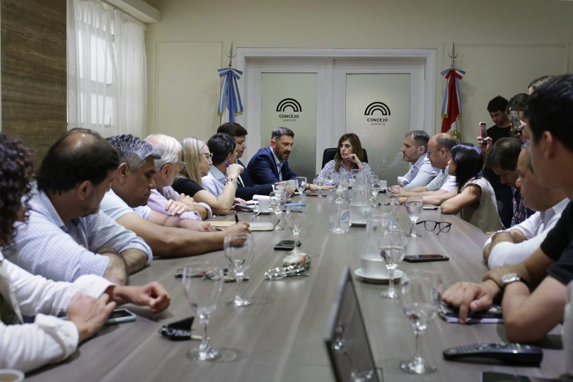 Concejales recibieron al ministro Estévez para conocer detalles del proyecto para La Esmeralda