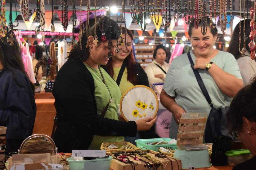 Se realizó la 1° Feria Navideña Regional en Santa Fe con más de 100 emprendedores