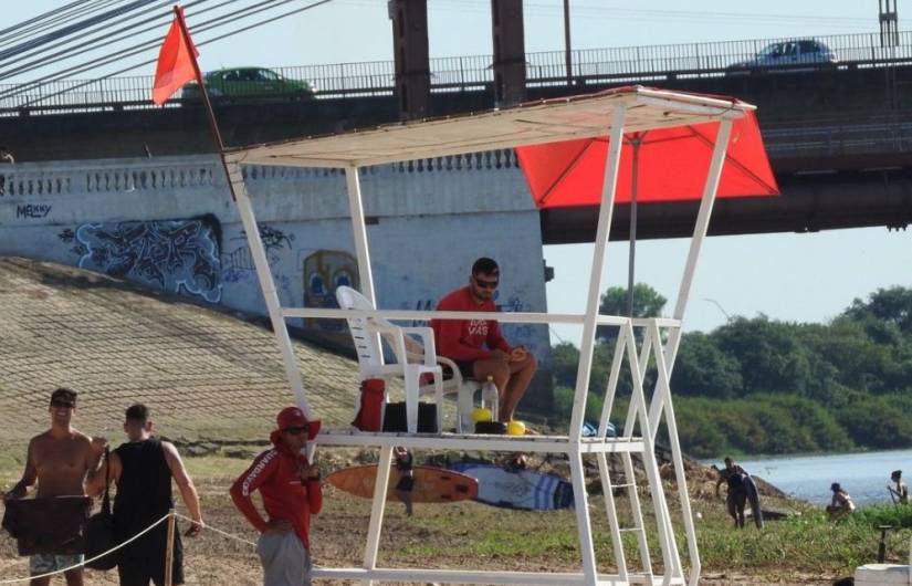 Alerta por presencia de palometas: el municipio decidió colocar una bandera roja en las playas